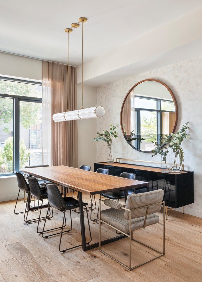 Foto di una grande sala da pranzo aperta verso la cucina design con pareti grigie, parquet chiaro e pavimento marrone