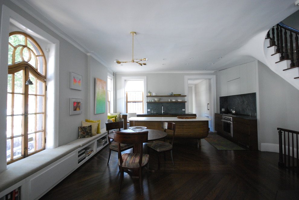Inspiration pour une petite salle à manger ouverte sur la cuisine traditionnelle avec un mur gris, parquet foncé et un sol marron.