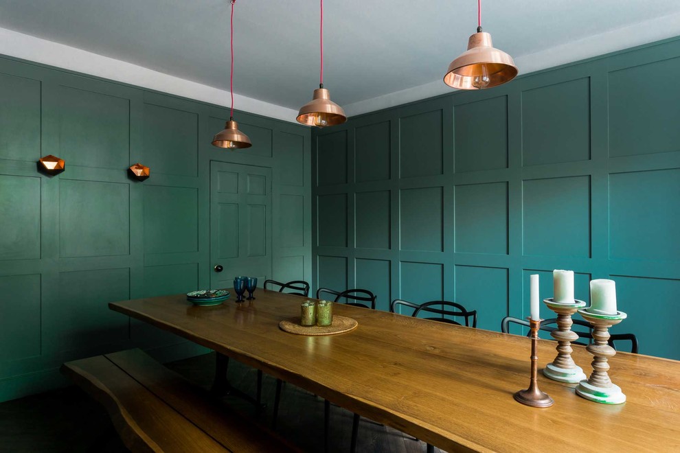 Idee per una grande sala da pranzo chic chiusa con pareti verdi, parquet scuro e pavimento marrone
