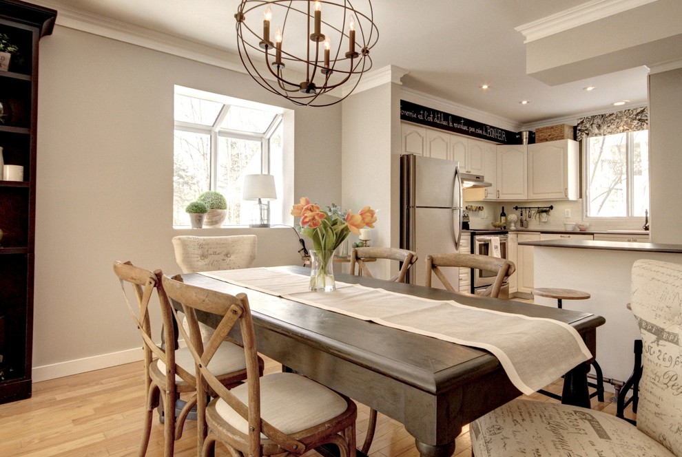 Idée de décoration pour une salle à manger ouverte sur la cuisine champêtre de taille moyenne avec un mur gris et parquet clair.