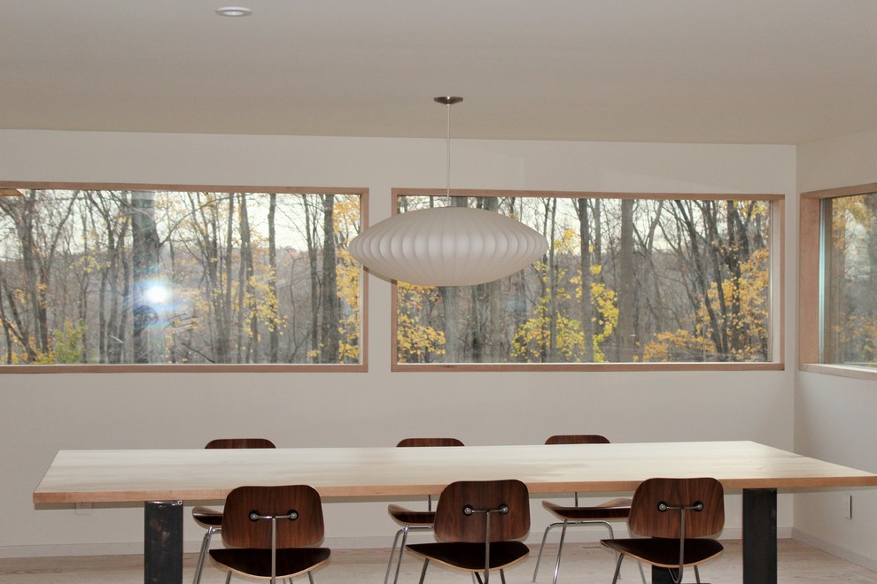 Ispirazione per una sala da pranzo contemporanea con pareti bianche e parquet chiaro
