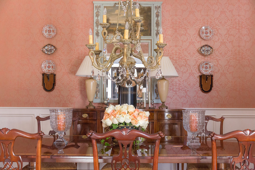 На фото: отдельная столовая среднего размера в классическом стиле с оранжевыми стенами