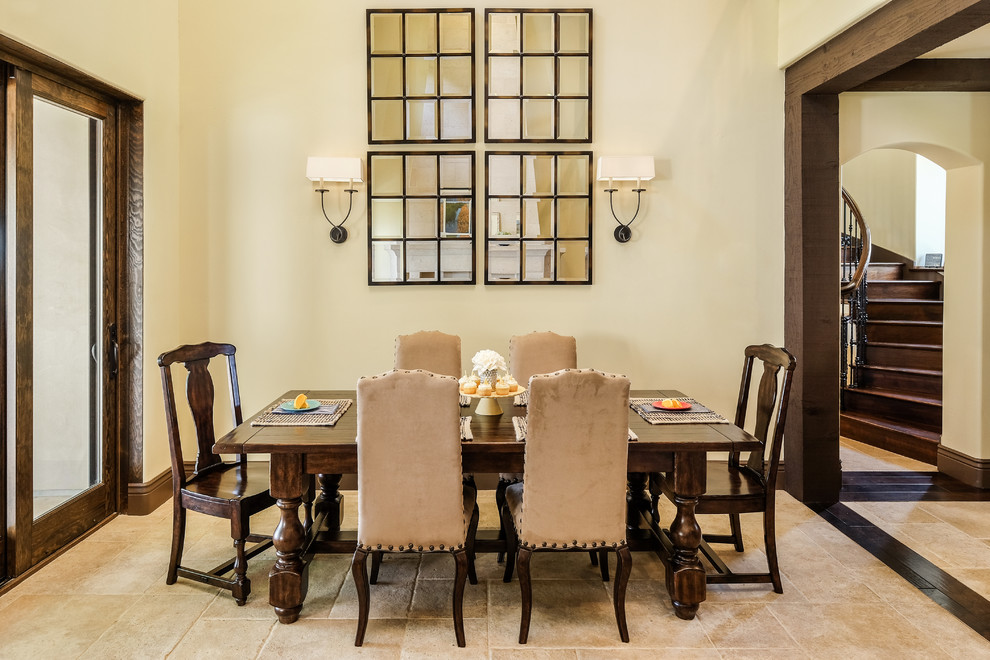 Esempio di una sala da pranzo aperta verso il soggiorno classica di medie dimensioni con pareti gialle, pavimento in pietra calcarea e pavimento beige