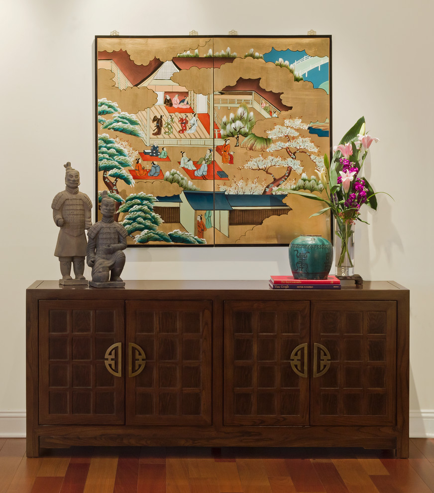 Ejemplo de comedor de estilo zen con paredes blancas, suelo de madera en tonos medios y suelo marrón