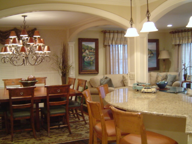 Idee per una sala da pranzo classica di medie dimensioni con pareti beige e pavimento in legno massello medio