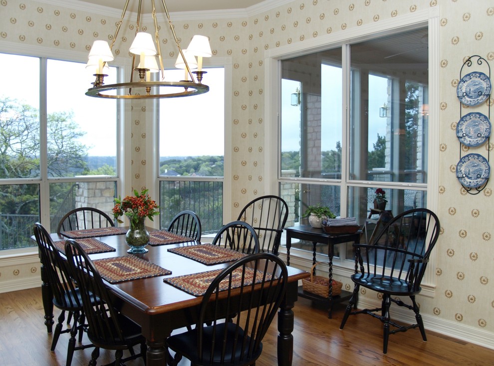 Immagine di una grande sala da pranzo aperta verso la cucina classica con pareti beige e pavimento in legno massello medio