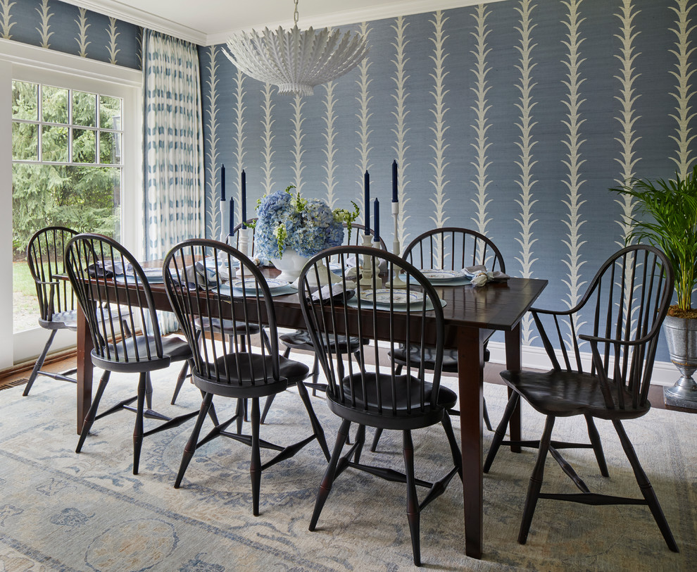 Источник вдохновения для домашнего уюта: отдельная столовая в стиле неоклассика (современная классика) с синими стенами, темным паркетным полом, коричневым полом и обоями на стенах