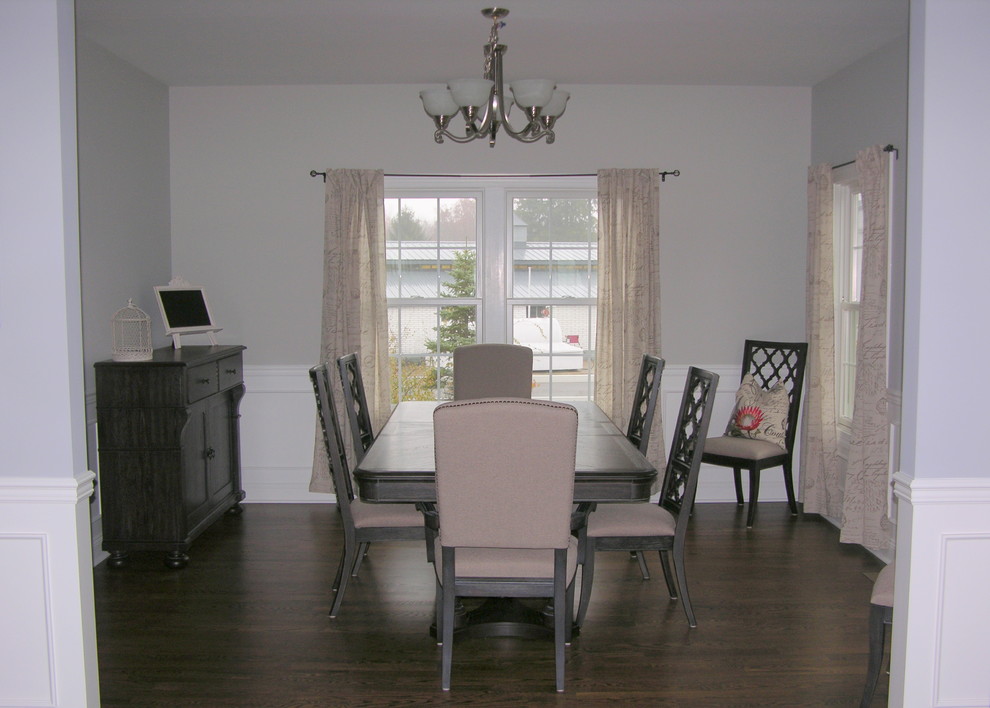 Стильный дизайн: гостиная-столовая в классическом стиле с серыми стенами, темным паркетным полом и коричневым полом - последний тренд