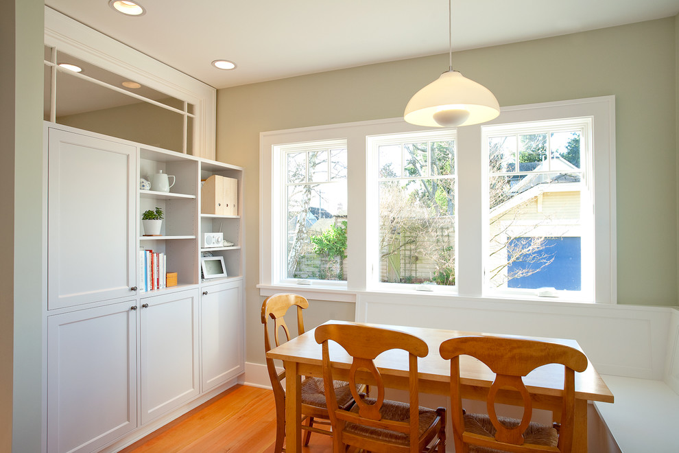 Exemple d'une salle à manger ouverte sur la cuisine chic de taille moyenne avec un mur vert, un sol en bois brun et aucune cheminée.