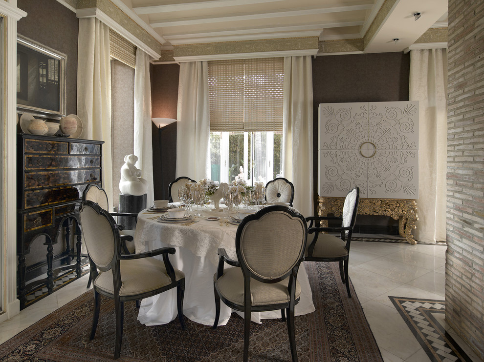 Foto di una sala da pranzo aperta verso il soggiorno tradizionale di medie dimensioni con pareti marroni, pavimento in marmo e nessun camino