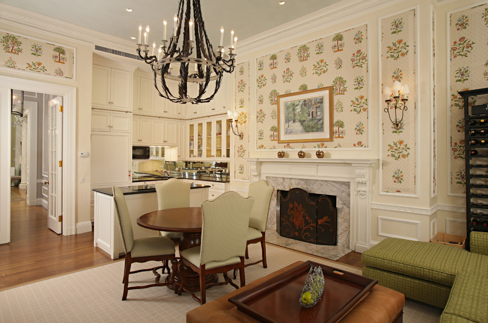 Стильный дизайн: гостиная-столовая среднего размера в классическом стиле с паркетным полом среднего тона, разноцветными стенами и стандартным камином - последний тренд