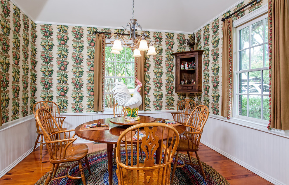Idées déco pour une rideau de salle à manger classique avec un mur multicolore et parquet foncé.