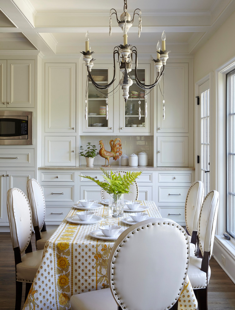 Ispirazione per una sala da pranzo aperta verso la cucina classica con pareti bianche, parquet scuro e pavimento marrone