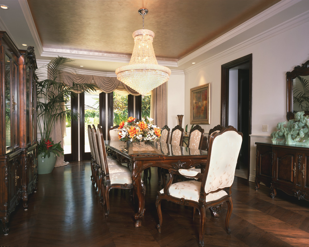 Idée de décoration pour une grande salle à manger tradition fermée avec un mur blanc, un sol en bois brun et aucune cheminée.