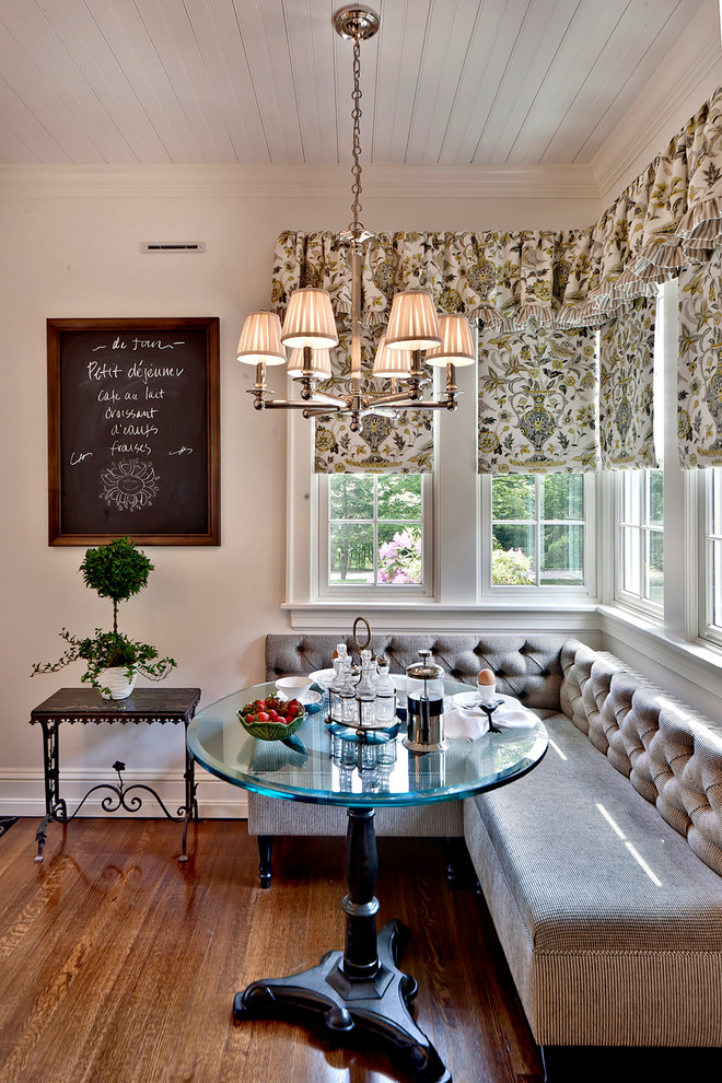 Esempio di una sala da pranzo aperta verso la cucina classica con pareti bianche e parquet scuro