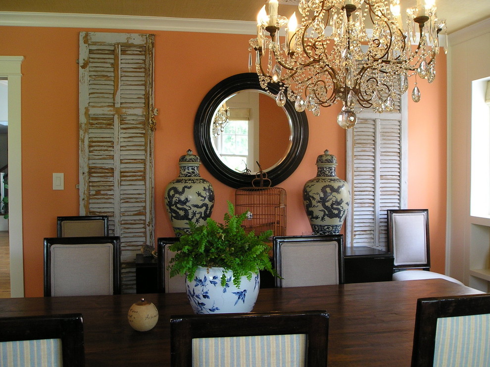 Идея дизайна: столовая в стиле шебби-шик с оранжевыми стенами