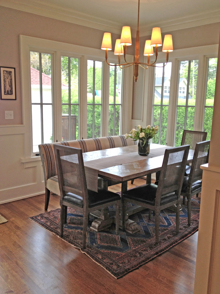 Inspiration pour une salle à manger traditionnelle avec un mur beige et un sol en bois brun.
