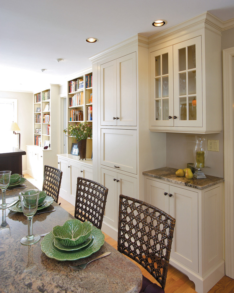 Источник вдохновения для домашнего уюта: столовая в классическом стиле с серыми стенами и паркетным полом среднего тона