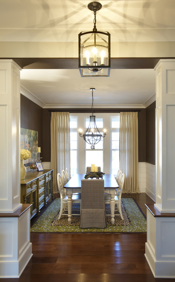 Immagine di una sala da pranzo classica con pareti marroni, parquet scuro e pavimento marrone