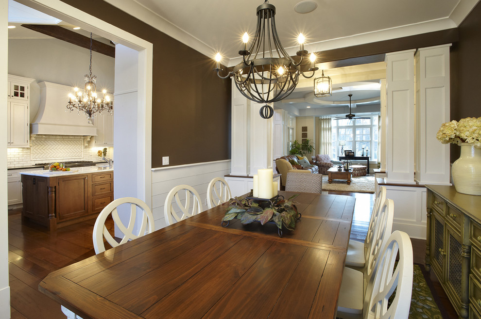 Источник вдохновения для домашнего уюта: кухня-столовая в классическом стиле с коричневыми стенами и темным паркетным полом