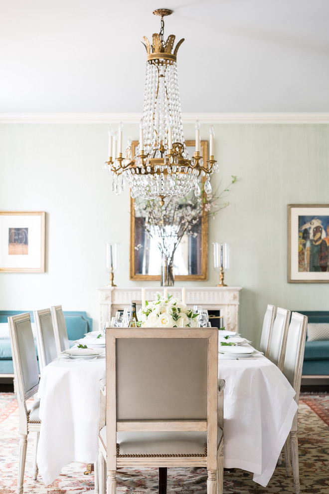 Источник вдохновения для домашнего уюта: столовая в классическом стиле с зелеными стенами и стандартным камином