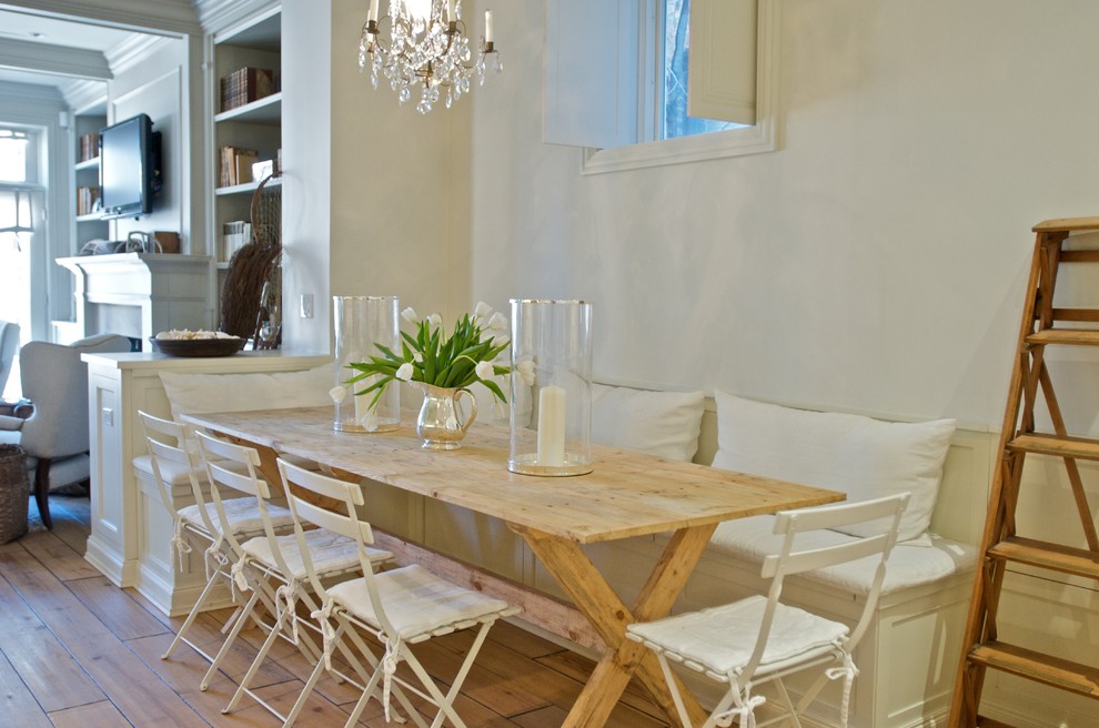 Ispirazione per una sala da pranzo chic con pareti bianche e pavimento in legno massello medio