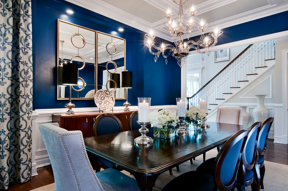 Стильный дизайн: кухня-столовая в классическом стиле с синими стенами и темным паркетным полом - последний тренд