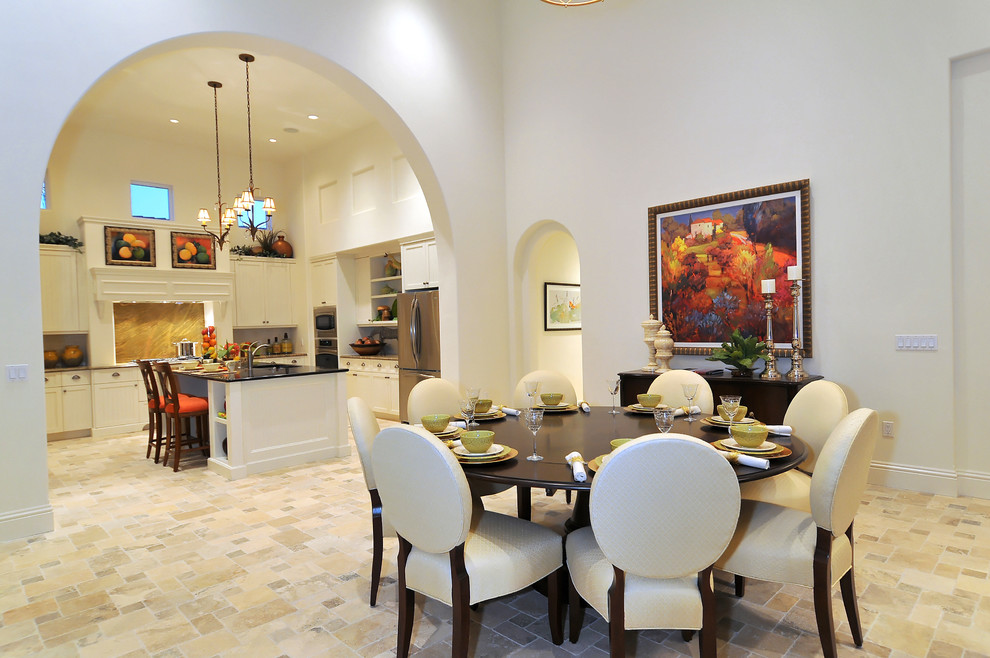 Idée de décoration pour une salle à manger ouverte sur le salon tradition avec un sol en travertin et un sol beige.