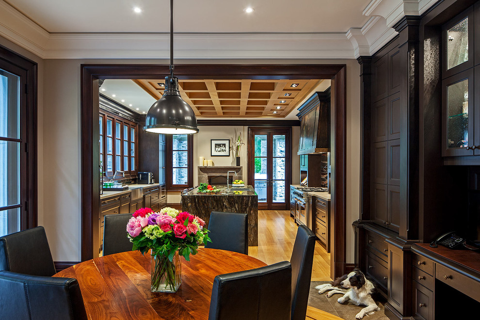 Aménagement d'une salle à manger ouverte sur la cuisine classique avec un mur beige et un sol en bois brun.