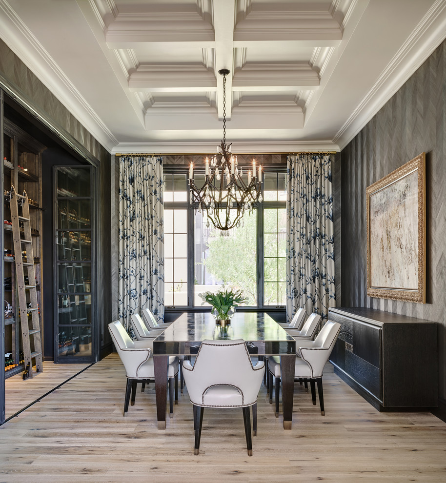 Стильный дизайн: столовая в классическом стиле с серыми стенами и светлым паркетным полом - последний тренд