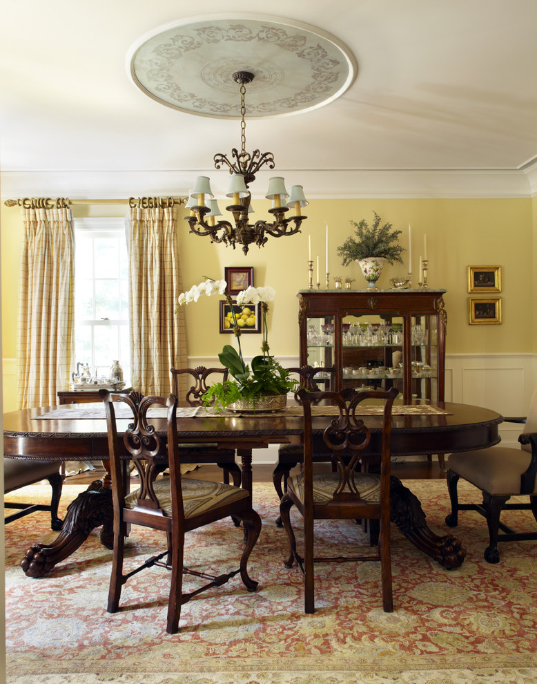 Свежая идея для дизайна: столовая в классическом стиле с желтыми стенами - отличное фото интерьера