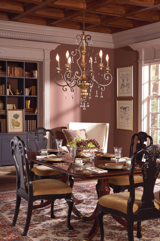 Idee per una sala da pranzo tradizionale con parquet scuro e pareti rosa