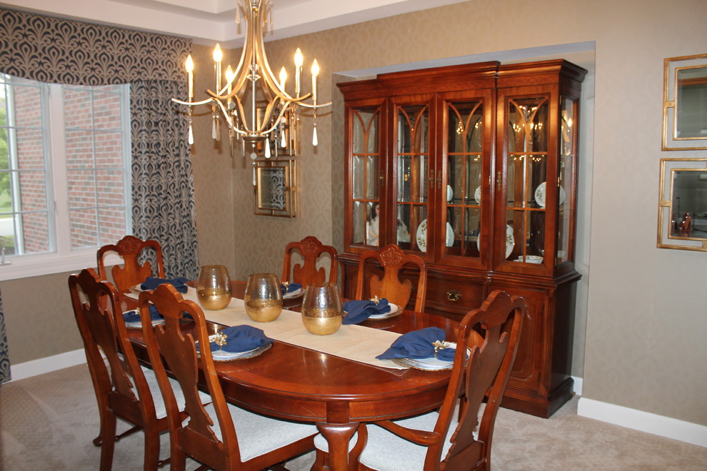 Idee per una piccola sala da pranzo classica con pareti con effetto metallico e pavimento beige