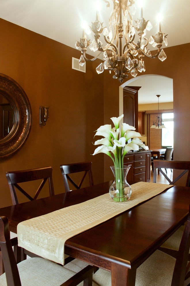 На фото: кухня-столовая среднего размера в классическом стиле с коричневыми стенами без камина с