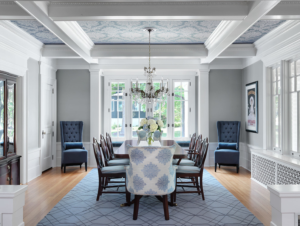 Klassisches Esszimmer mit grauer Wandfarbe, hellem Holzboden und beigem Boden in St. Louis