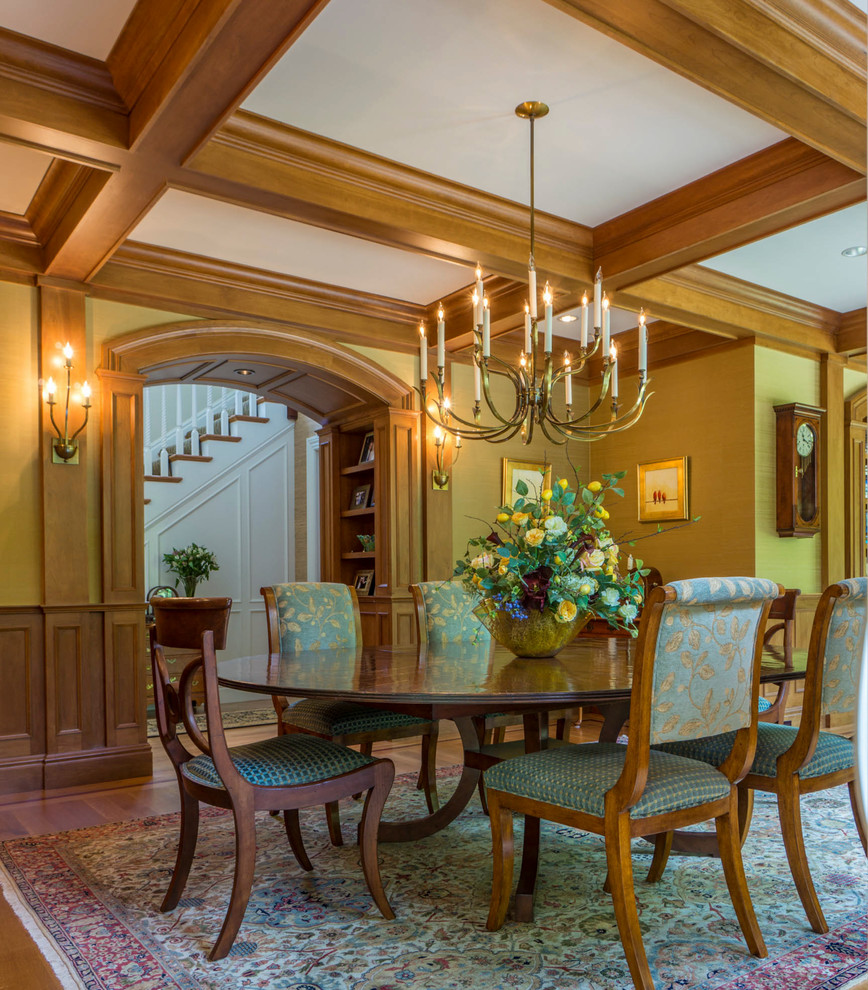 Immagine di una sala da pranzo classica chiusa con pareti beige e pavimento in legno massello medio