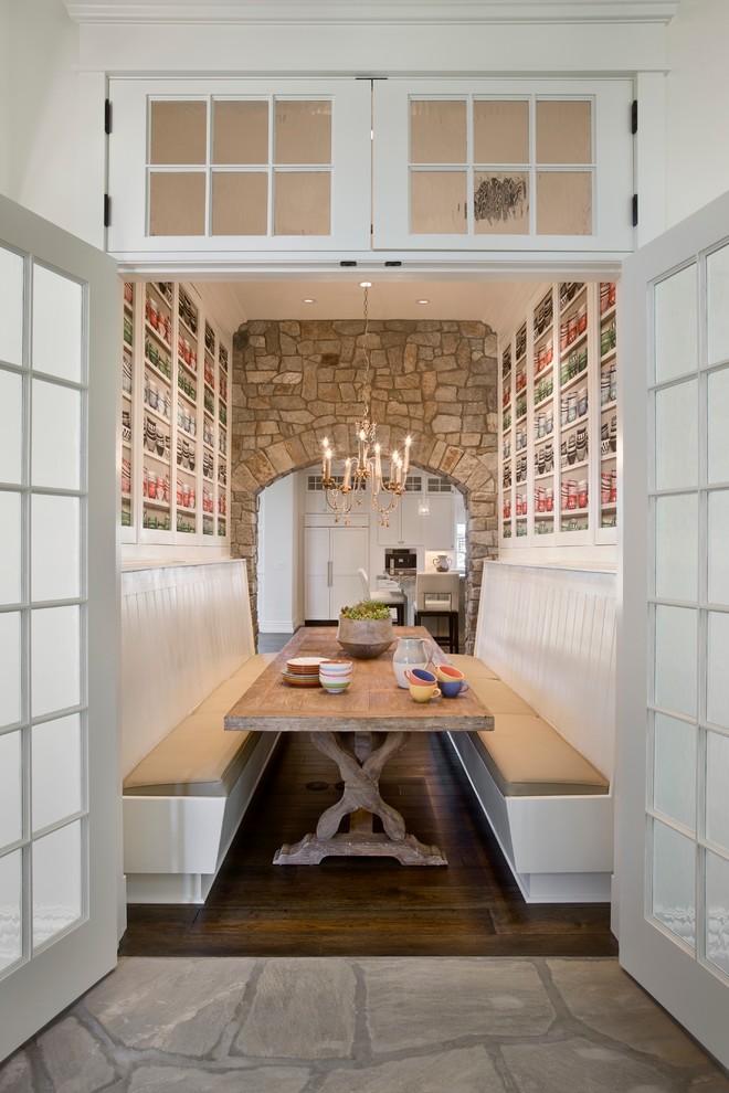 Foto på en mellanstor vintage matplats med öppen planlösning, med vita väggar och mörkt trägolv