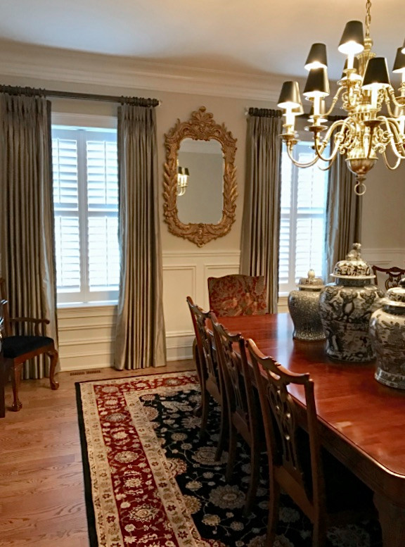 Aménagement d'une salle à manger classique fermée et de taille moyenne avec un mur beige, parquet clair, aucune cheminée, un sol beige et boiseries.