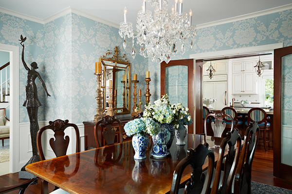 На фото: отдельная столовая среднего размера в классическом стиле с синими стенами и темным паркетным полом без камина