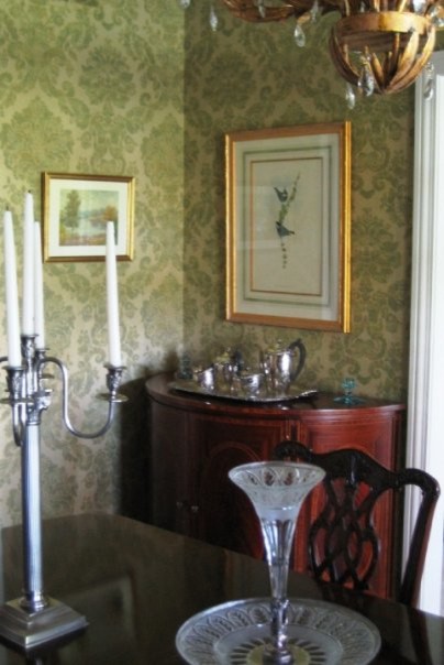 На фото: отдельная столовая среднего размера в классическом стиле с зелеными стенами с