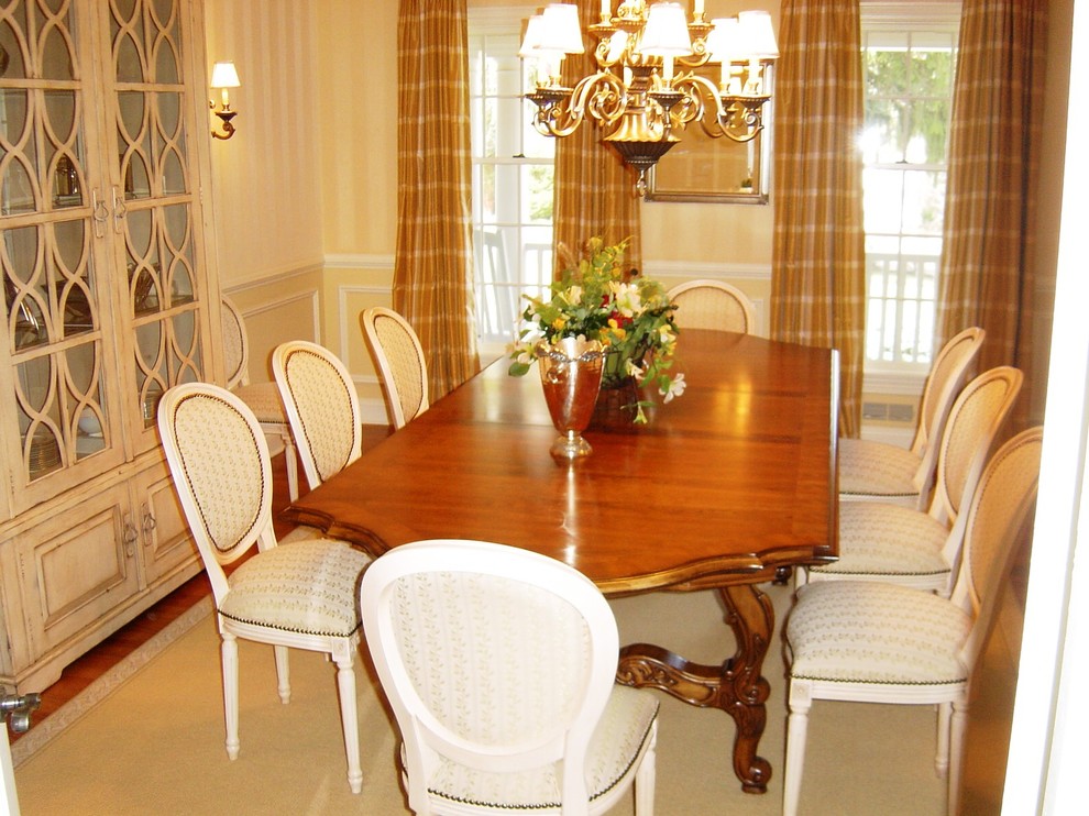 Foto di una sala da pranzo country di medie dimensioni con pareti beige e pavimento in legno massello medio