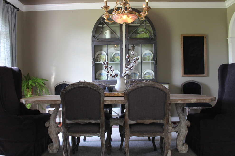 Imagen de comedor clásico de tamaño medio cerrado con paredes beige, suelo de madera oscura y suelo marrón