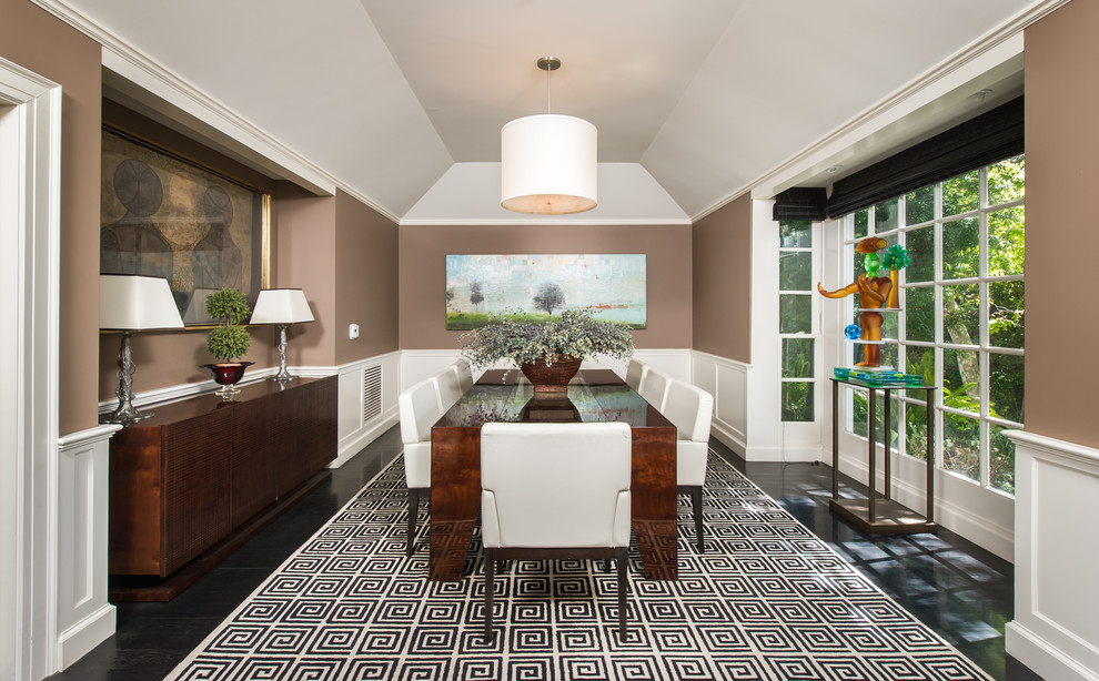 Idée de décoration pour une salle à manger tradition fermée et de taille moyenne avec un mur marron, parquet foncé et aucune cheminée.