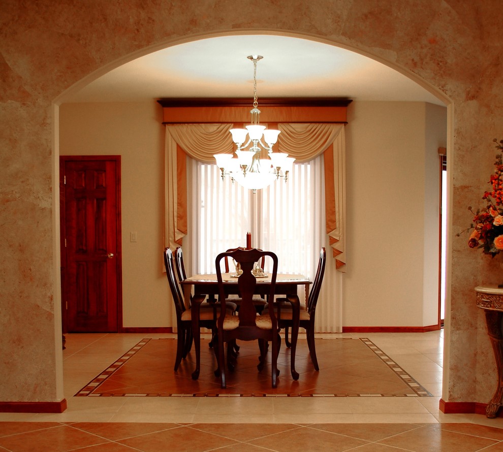 Ispirazione per una sala da pranzo tradizionale chiusa e di medie dimensioni con pareti beige, pavimento con piastrelle in ceramica e nessun camino