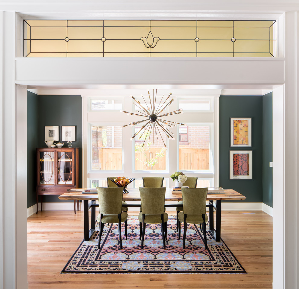Imagen de comedor clásico renovado cerrado con paredes verdes, suelo de madera clara y suelo beige