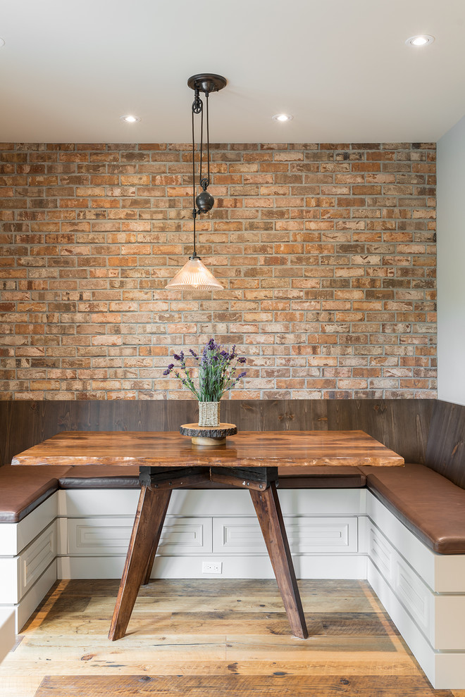 Свежая идея для дизайна: гостиная-столовая в стиле лофт с белыми стенами без камина - отличное фото интерьера