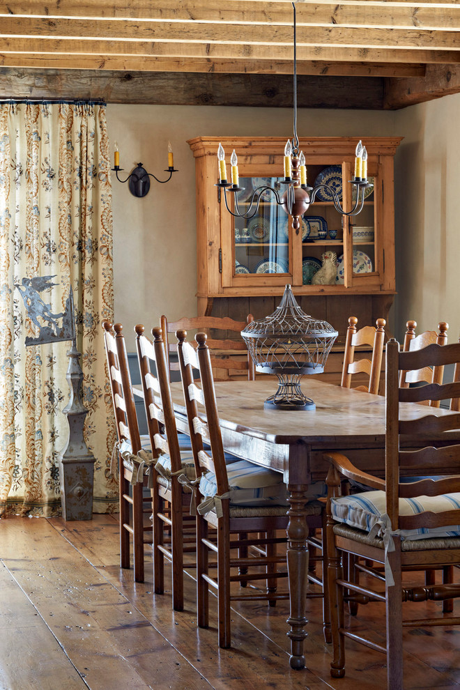 Foto de comedor de cocina campestre de tamaño medio con paredes beige, suelo de madera oscura y suelo marrón