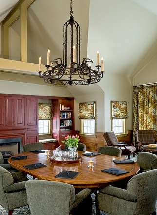 Пример оригинального дизайна: огромная гостиная-столовая в стиле фьюжн с белыми стенами, ковровым покрытием, стандартным камином и фасадом камина из металла