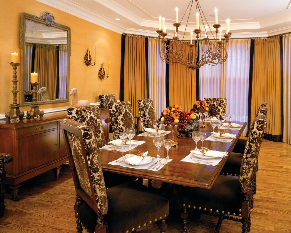 Aménagement d'une salle à manger classique de taille moyenne avec un mur jaune.