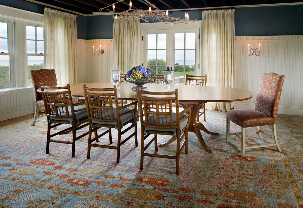 Свежая идея для дизайна: большая отдельная столовая в классическом стиле с синими стенами и паркетным полом среднего тона без камина - отличное фото интерьера